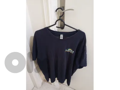 كنزة للبيع ماركة ROLY مستعمل نضيف قياس XL السعر 5$