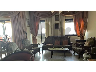 Full Salon Classic + Marble Tables.