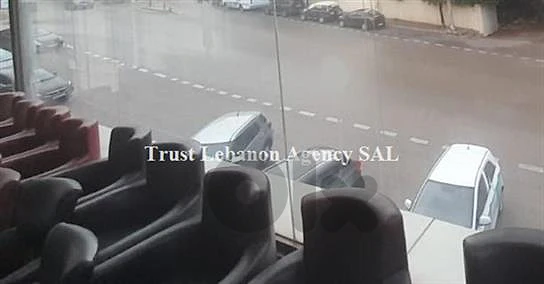 Shop for rent in Baabda / Hazmieh ( Main road )