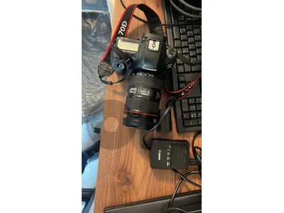 كاميرا Canon 5D Mark IV مع اللانس + بطاريتين + الشاحن