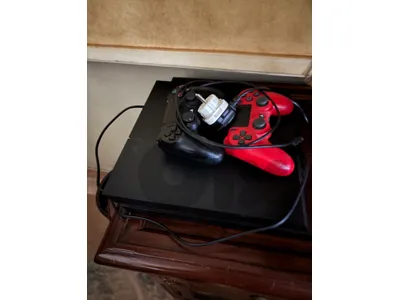 PS4 + 4 Games + 2 Controllers