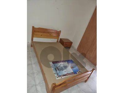 تخت مفرد ونصف خشب مسيف مع كمبوند موجود مفروشات