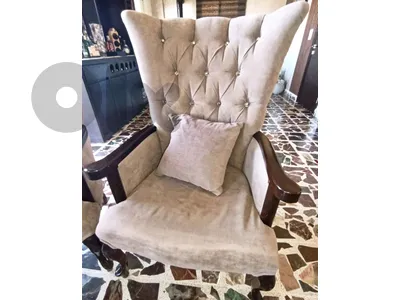 كرسيّان بحالة جيدة جدًا، تصميمهما كلاسيكي فخم (Wingback/Chesterfield style