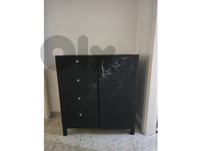 خزانة المينيوم نقشة مميزة درفة واربع جوارير نضيفة جدا متل جديدة