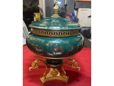 green porcelain bonbonniere with gilt bronze and a lid 
مزهرية خزفية صينية