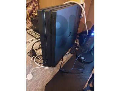 PS4 pro + 1 Controller.