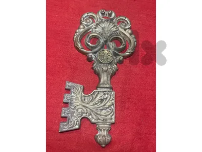vintage Syroco skeleton key wall