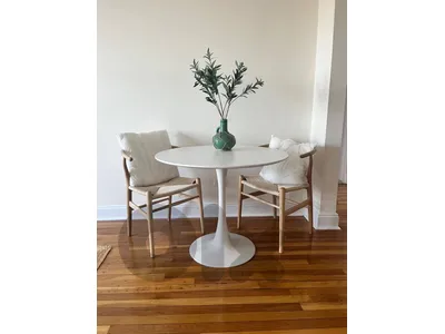 round table white color+ 2 chairs
