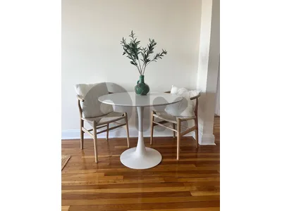 round table white color+ 2 chairs
