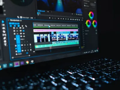 مونتير ومصمم فيديوهات وجرافيك + هندسة صوتية وcaptions وصور مصغرة كليك بيت 🎬🎨