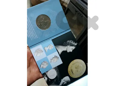 قلادة تذكارية حجم كبير ٤ سنتي بعدا جديدة بالعلبة  
queen elizabeth medal / in its original box
big size 4 cm