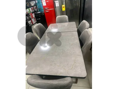 طاولة و ستة كراسي