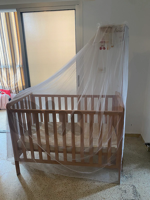 baby bed for sale تخت اطفال خشب زين مع ناموسية للبيع