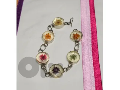 6$ flower resin silver tone bracelet