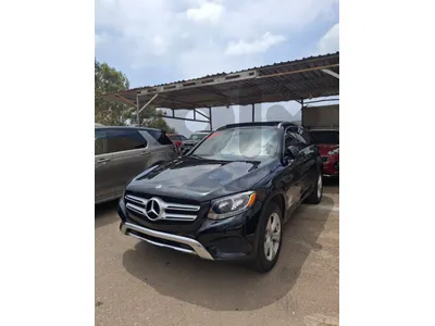 GLc 300  2018 celan car fax full black extra clean