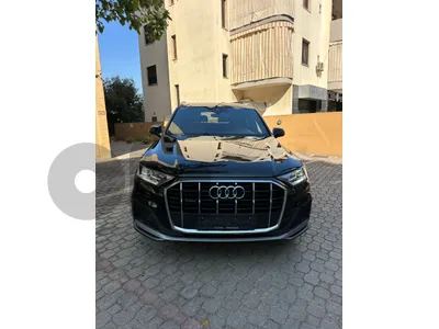 Audi Q7 Quattro S-line 2020 black on basket (clean carfax)