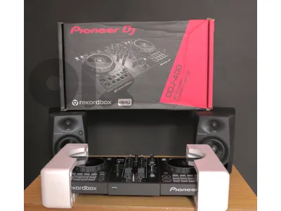 DDJ 400 + Pioneer DJ DM speakers.