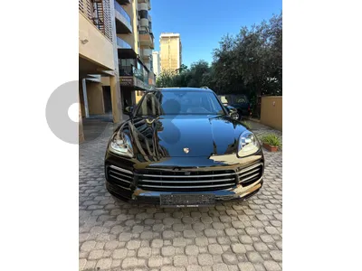 Porsche Cayenne 2019 black on black (clean carfax-70000 miles)