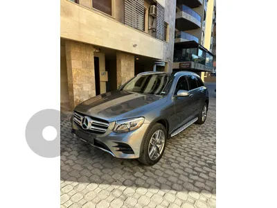 Mercedes GLC 300 AMG-line 4matic 2018 gray on black (clean carfax)