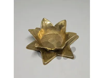 tulip brass candle holder 15$