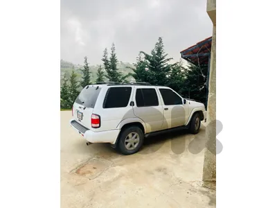 نيسان باثفايندر 2001 2001