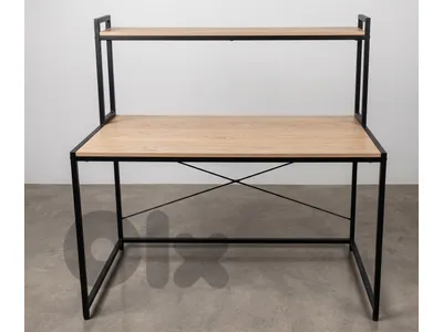 Desk for sale NEGOTIABLE (traveling) مكتب للبيع ممكن التفاوض (سفر)