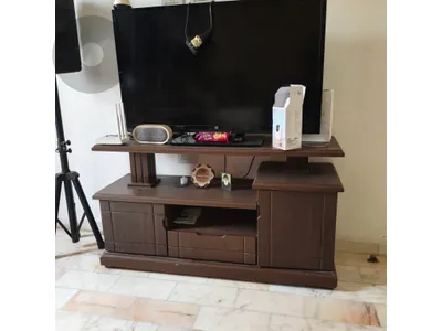 طاولة مع تلفزيون