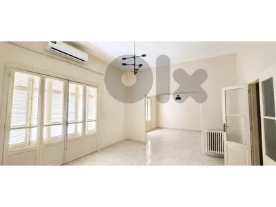 Office with open view in Badaro for rent /شقة مطلة في بدارو للايجار