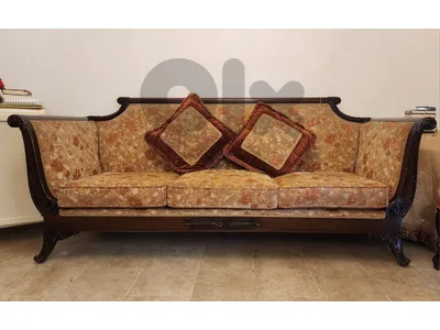 salon sofa and table
