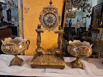 ساعة مع ٢ كاسولات بورسولان سافر ايطالي مميز