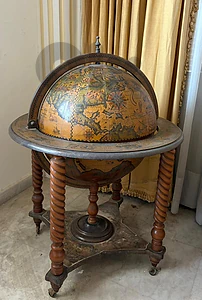 كرة ارضية بالداخل بار انتيك صنع ايطالي مميزة globe