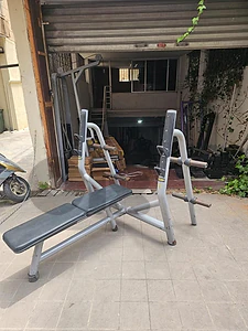 Olympic flat bench like new technogym brand 390$