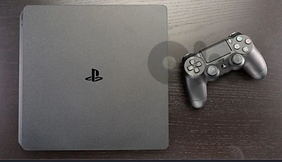 PS4 slim+ 4 games+ controller