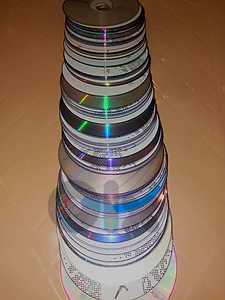 مجموعة من 56 قرص CD/DVD منوعين (أفلام وأغاني قديمة) (توصيل مجاني)