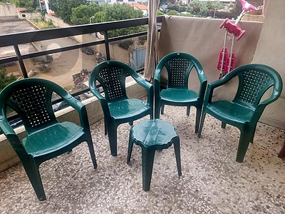 كراسي بلاستك مع طاوله