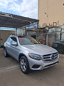 GLC 300 2018 FULL LEED PANORAMIC CLEAN CAR FAX 1 OWNER