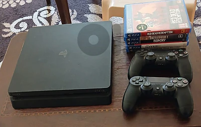 PlayStation 4 Slim 500GB + 2 Controllers + 5 Games