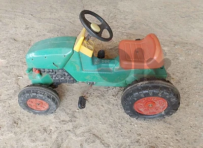 pedal tractor