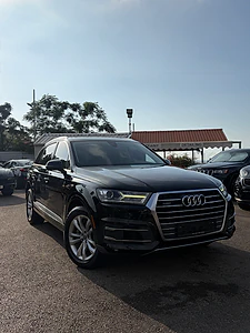 Audi Q7 2018 premium plus clean carfax