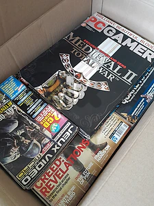 a box of 85 pc and consoles mag very good condition