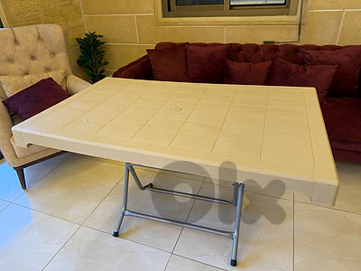 طاولة بلاستيك