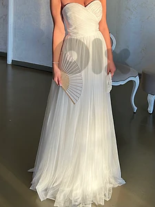 white gown/dress
