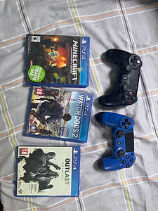 original ps4 controllers + 3 original games original ps4 controllers + 3 original games