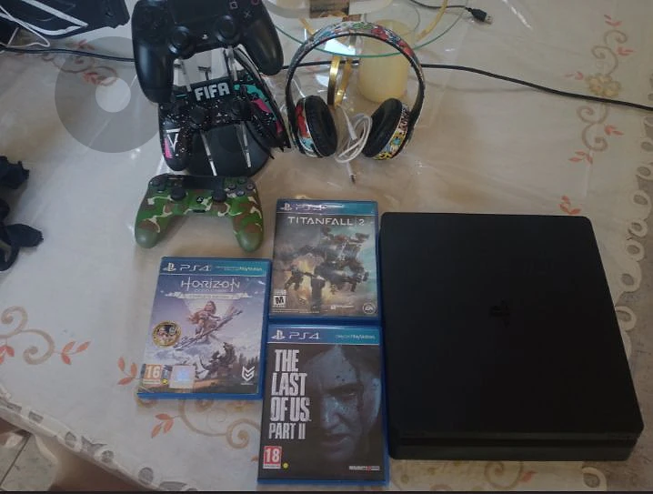 PS4 SLIM like new , superrr clean + free american acc with games