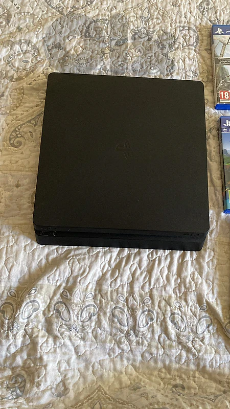 PS4 slim used 6 months for 140 $ with 2 controller