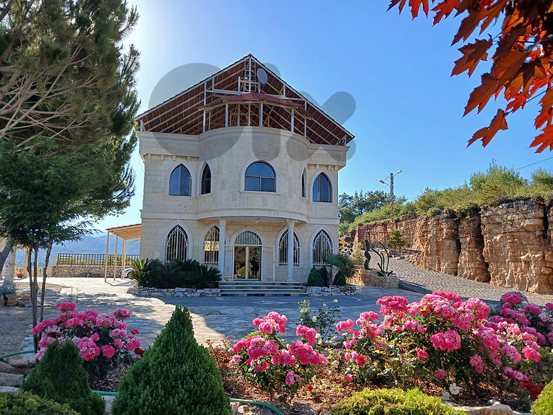 Exceptional Villa for Sale in Aannout, Al Choufفيلا مميزة للبيع