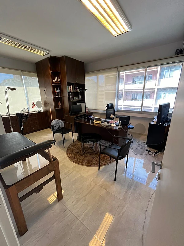 Office for rent in Badaro • مكتب للإيجار في بدارو