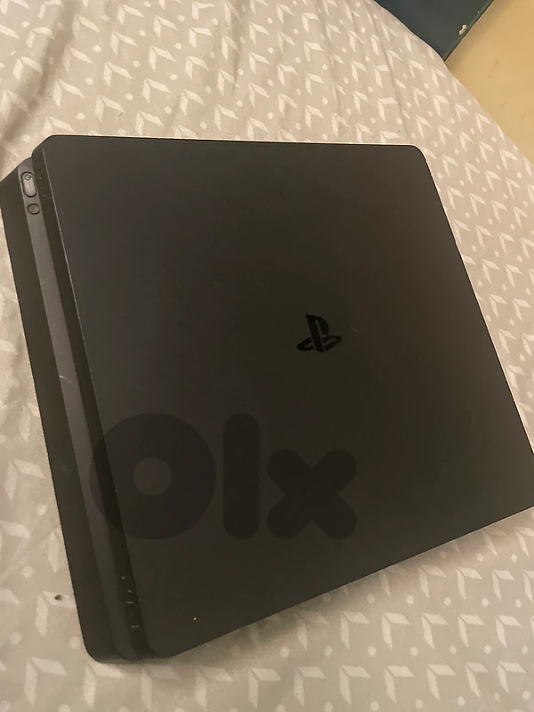 PS4 Slim + 2 Controllers (1 copy A, 1 original)