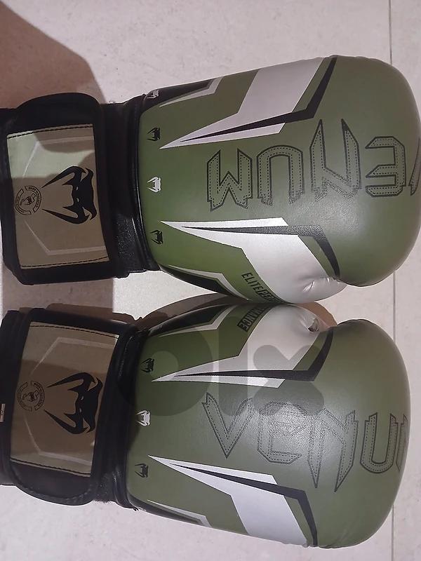Venum boxing gloves 14 oz