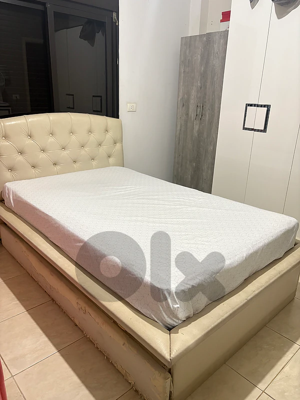 طار سرير (140x220 سم) مع سرير إضافي قابل للسحب.